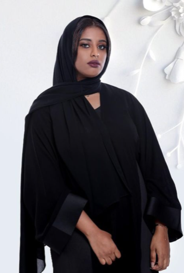 فخامة ورقي الأسود الكلاسيكي باطلالة بسيطة وأنيقة بالعباية الخليجية