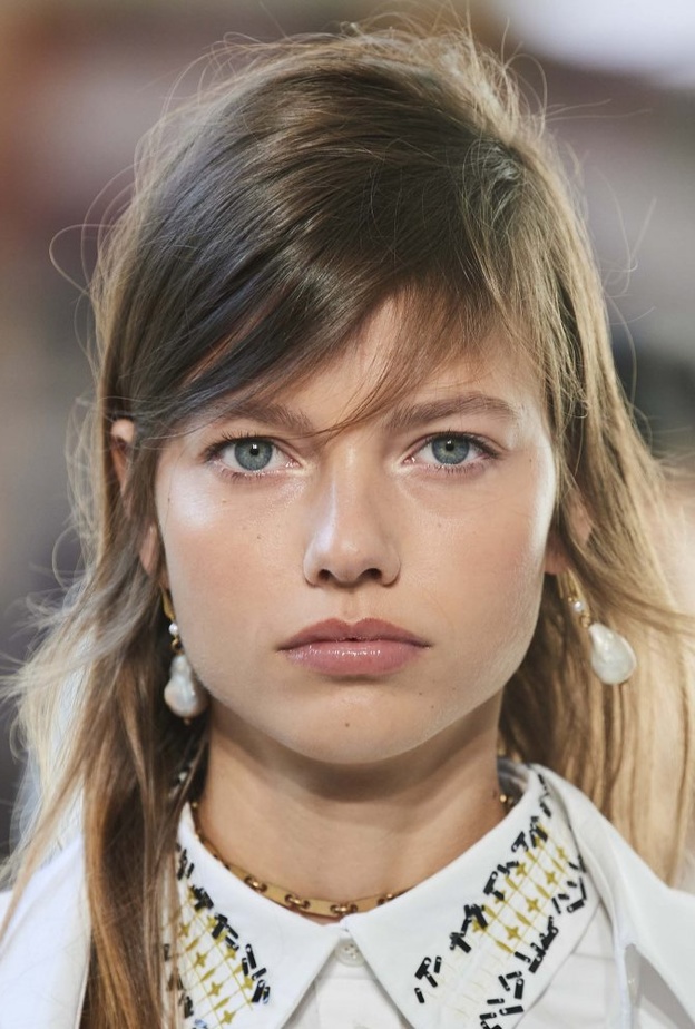  مكياج نهاري بسيط ولحمي مع اضاءة العينين من دار Ports 1961