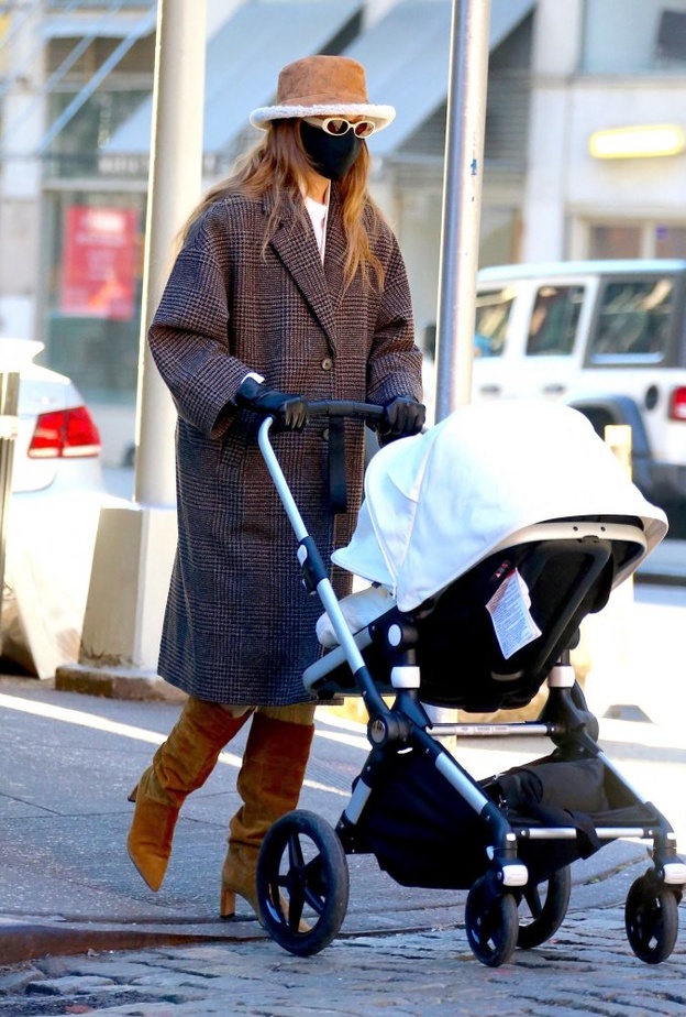  اعتمدت جيجي حديد لوك شتوي أنيق في معطف كارو برفقة ابنتها