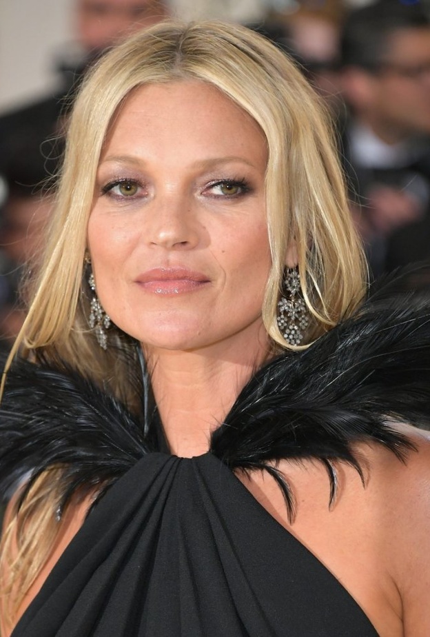 المكياج الترابي والبرونزي المفضل لديها