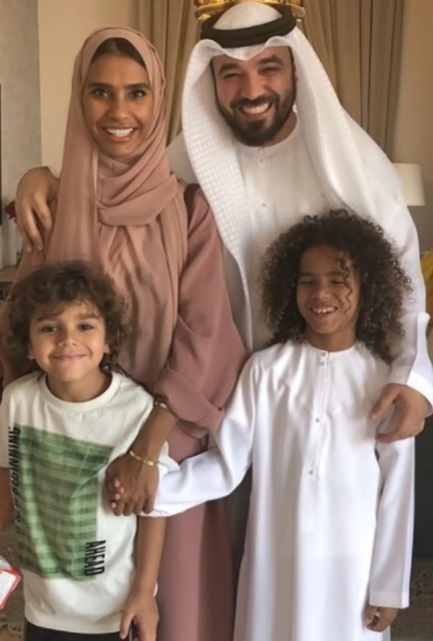 خالد الأميري وزوجته يوثقان رحلة تلقي لقاح كورونا بالإمارات خطوة بخطوة