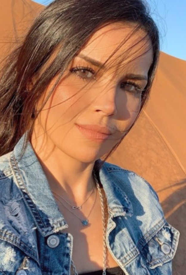 الكاتبة السورية رنا الحريري تتلقى الجرعة الأولى من لقاح كورونا بالإمارات