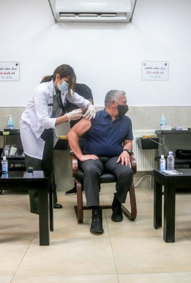 ملك الأردن والأميران الحسن والحسين يتلقون لقاح كورونا