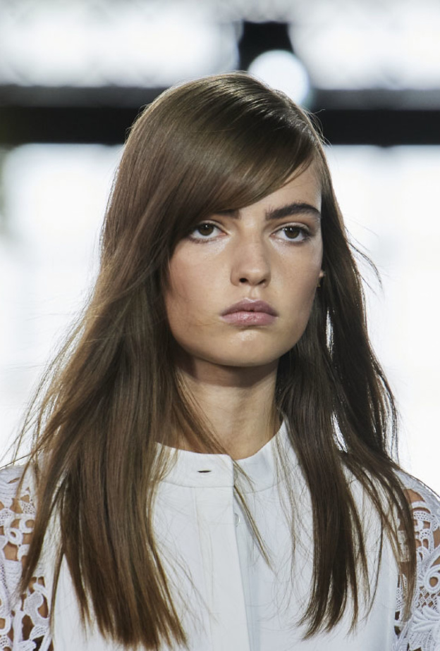  تسريحات شعر مالسة تناسب الوجه المربع من دار Valentino