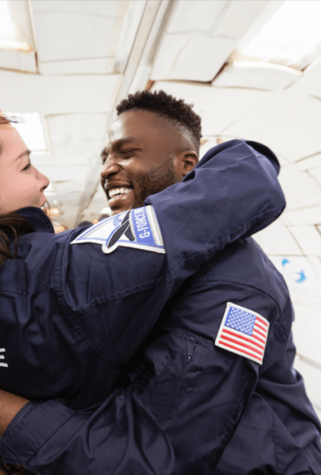 عرض زواج مثير أثناء رحلة جوية في ظل انعدام الجاذبية