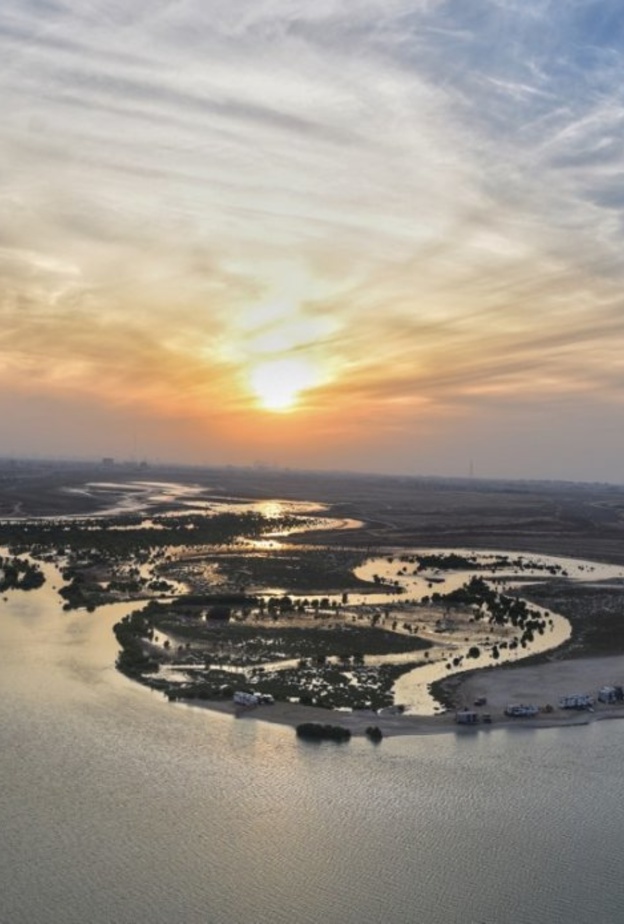 الرمال الذهبية وتجربة لا تضاهى على شاطئ القرم الساحر - المصدر وكالة أنباء الإمارات 