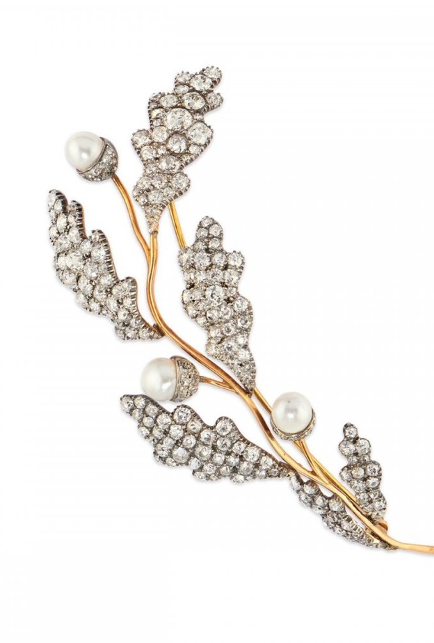 بروش بشكل الصنوبر من الذهب والماس يعود للقرن الـ19