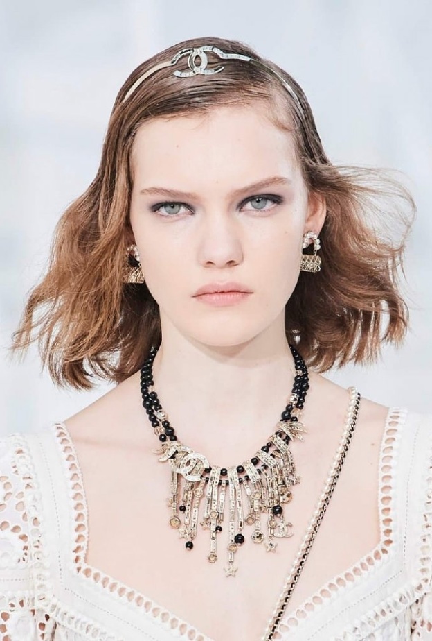  اكسسوارات شعر الباند الرفيع اللماع من دار Chanel