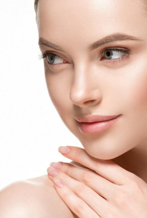  كيفية استخدام ماء الورد لشد البشرة وتفتيحها