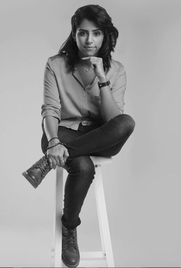 أناقة كاجوال بأسلوب بسيط بالقميص الكلاسيكي مع الجينز الضيّق والأنكل بوت من الجلد