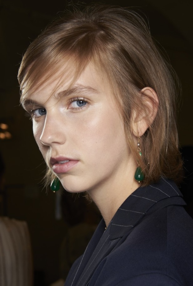 افكار تسريحات شعر مع الغرة الجانبية لإطلالة ناعمة للشابات