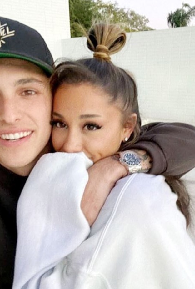 أريانا غراندي مع خطيبها دالتون غوميز