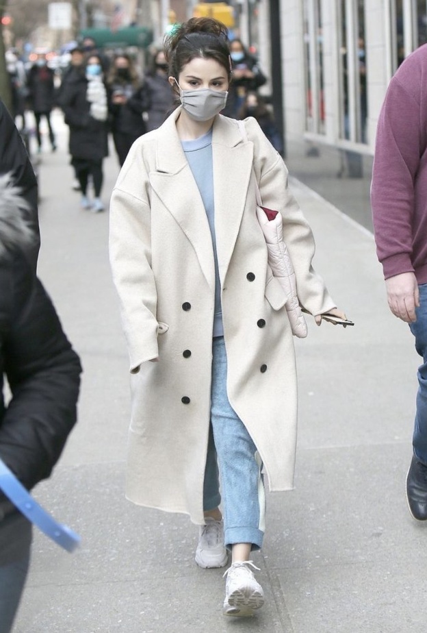 أحدث إطلالات سيلينا غوميز العصرية الراقية في مدينة نيويورك