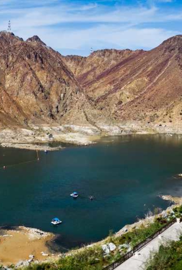  السياحة في خورفكان شاطئ خورفكان Khor Fakkan Beach