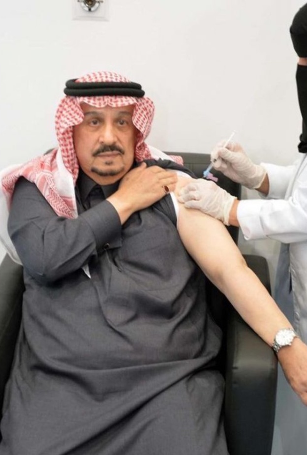  سمو أمير منطقة الرياض يتلقى لقاح كورونا، المصدر واس