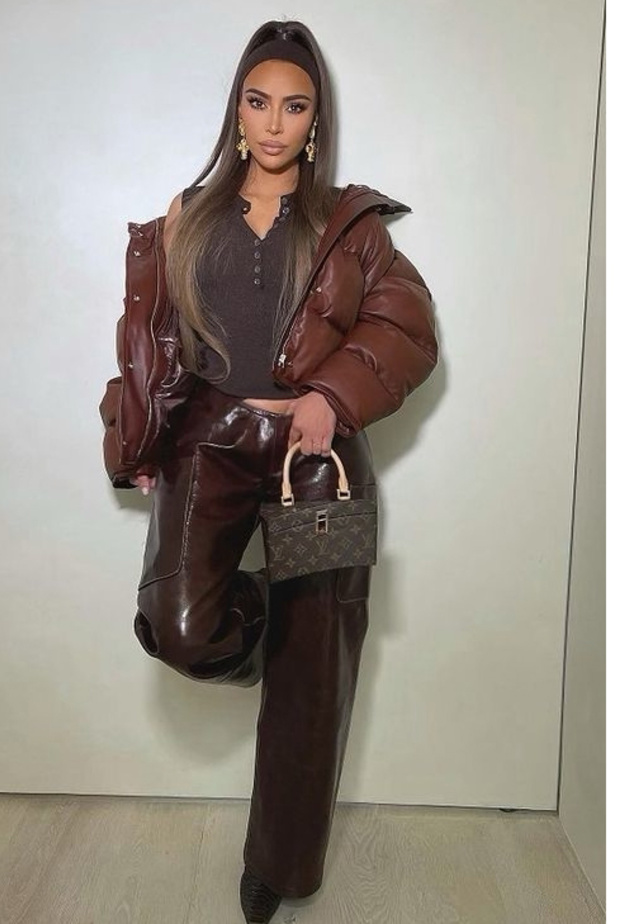 احدث اطلالات كيم كارداشيان في جاكيت منفوخ باللون البني