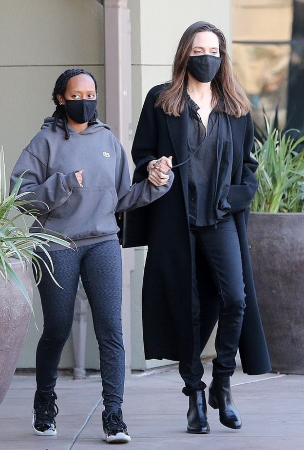  إختارت جولي البنطلون الدنيم السكيني الضيّق لإكمال اللوك من ماركة Saint Laurent