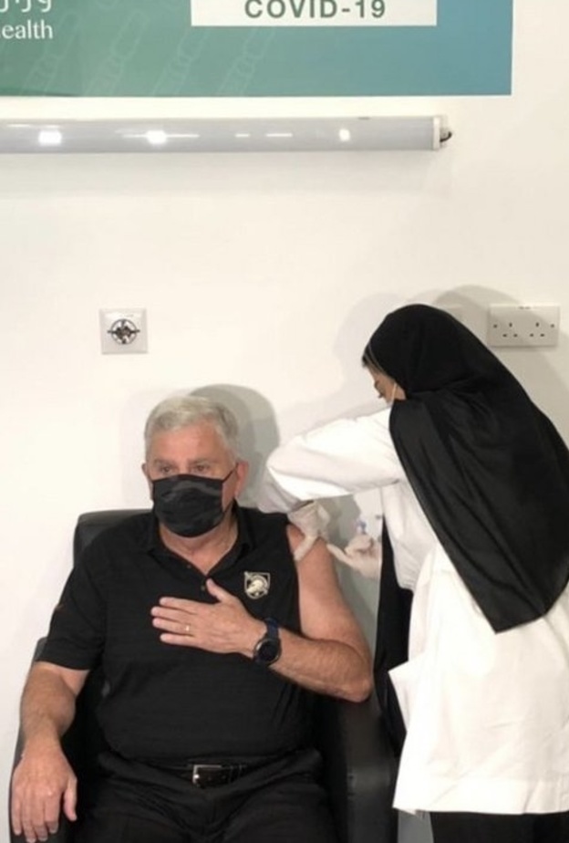 السفير الأمريكي يتلقى لقاح فيروس كورونا