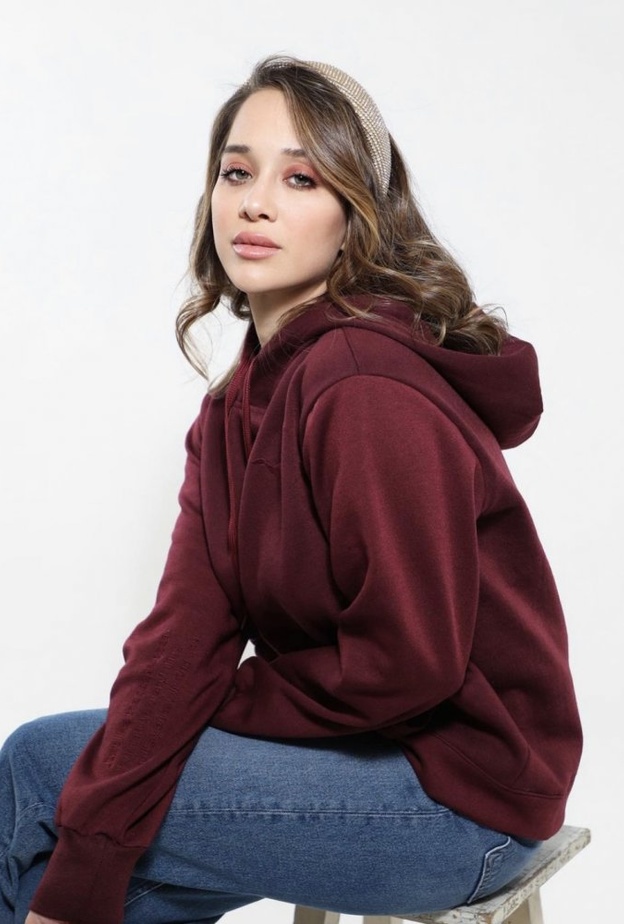 لانا الساحلي في لوك مريح في السويتشرت وبنطلون الجي