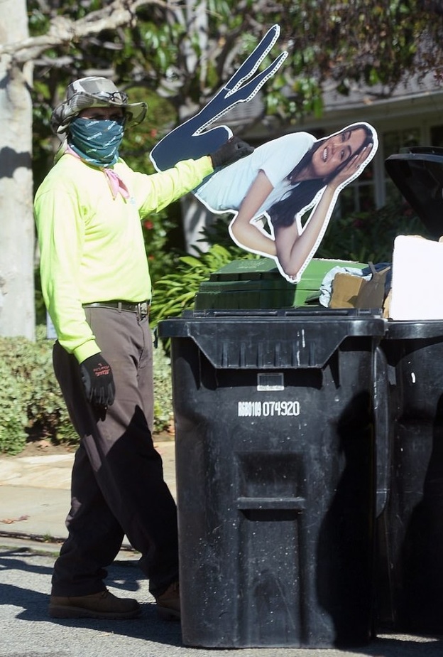 مساعد بن أفليك يضع صورة أنا دي أرماس في صناديق القمامة