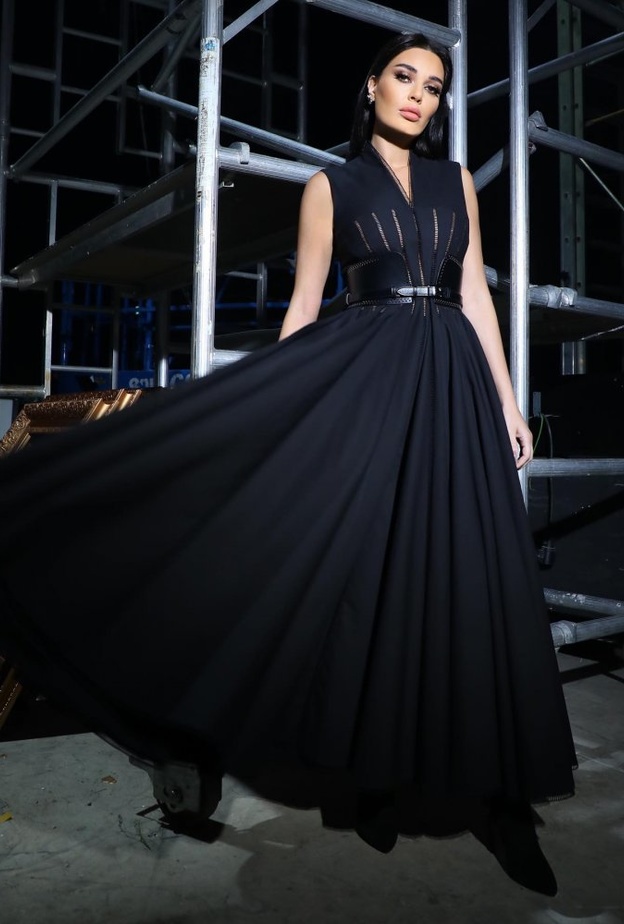 بيرلا حلو في فستان اسود ناعم مزين بالكشكش