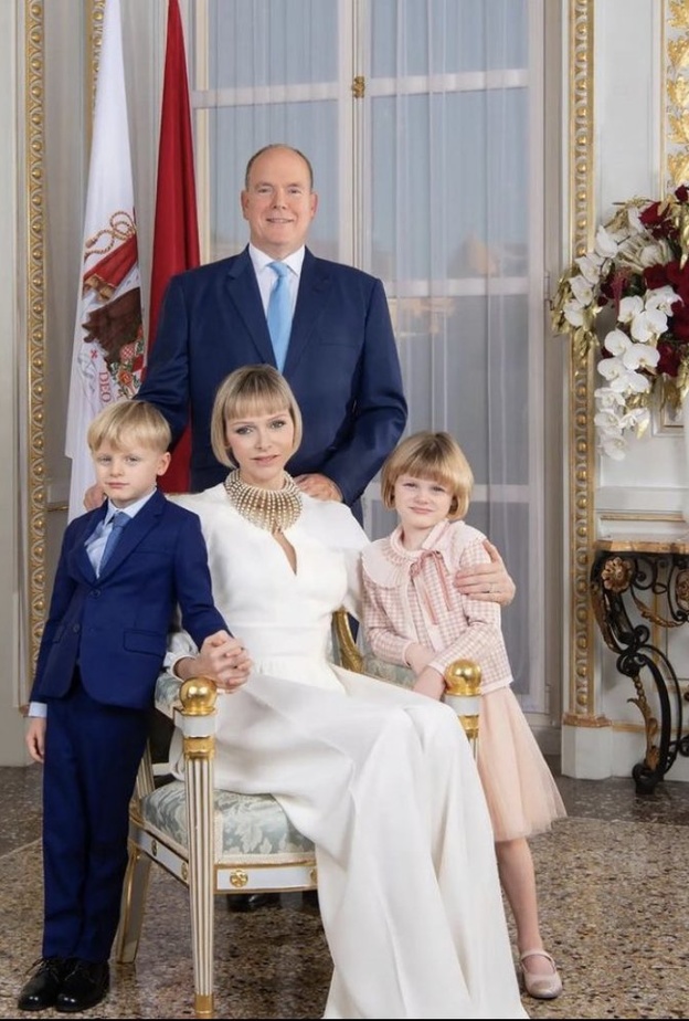 الأميرة تشارلين وطفلتها بقصتي شعر متشابهتين