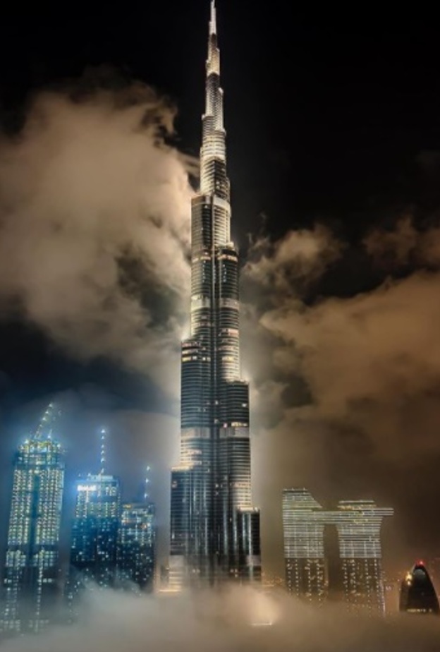 برج خليفة يعناق السحاب 