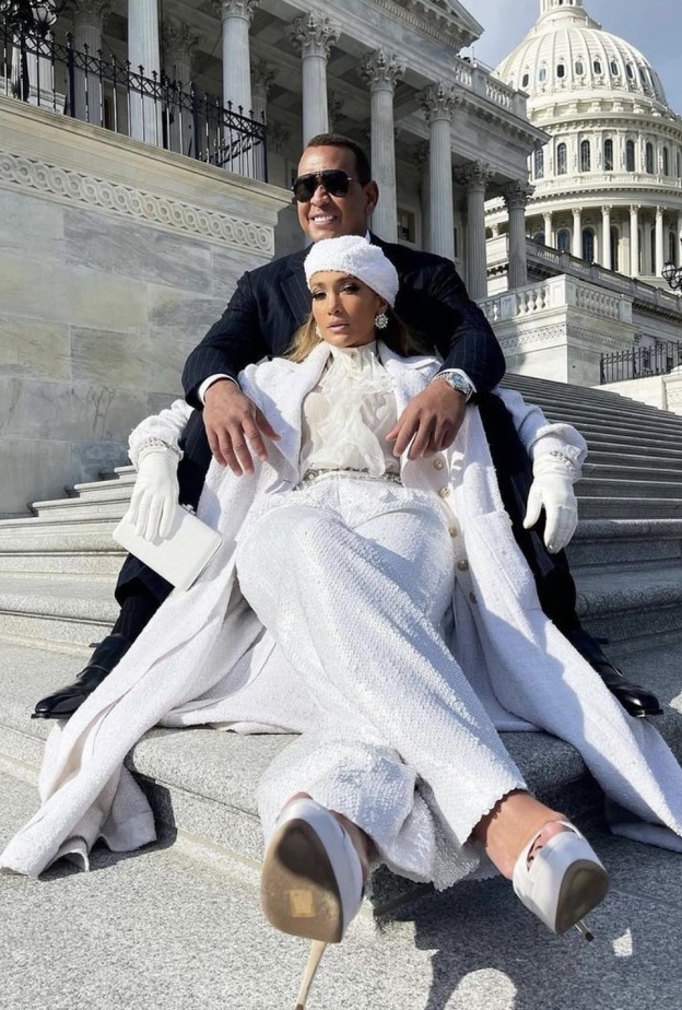 جينيفر لوبيز وخطيبها أليكس في حفل تنصيب الرئيس الأمريكي الجديد جو بايدن في واشنطن