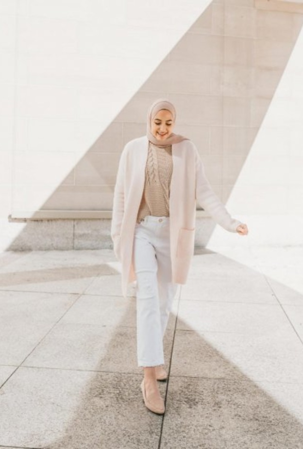 البنطلون الجينز الممزق بطريقة ناعمة بأسلوب لينا الأسد