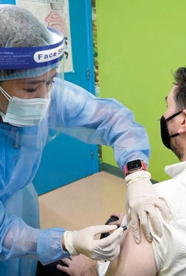  إقبال كبير من الطلاب والمعلمين على أخذ لقاح كوفيد-19 في أبوظبي