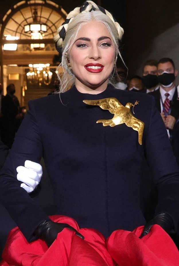 ليدي غاغا بإطلالة من تصميم Schiaparelli Custom Couture