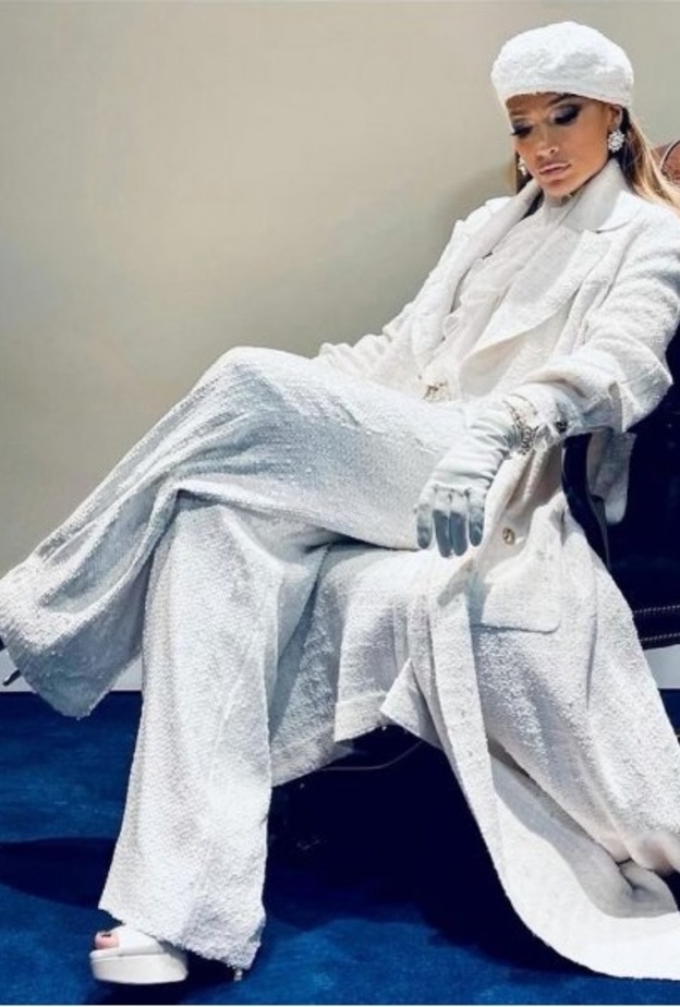 تألق جنيفر لوبيز Jennifer Lopez بملابس فاخرة وبيضاء حملت توقيع دار شانيل Chanel