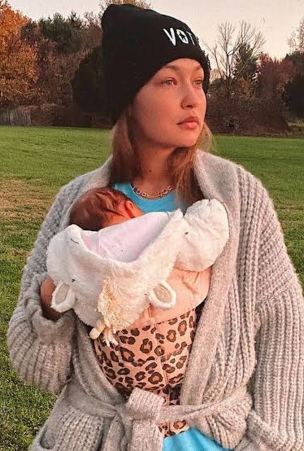 جيجي حديد و طفلتها