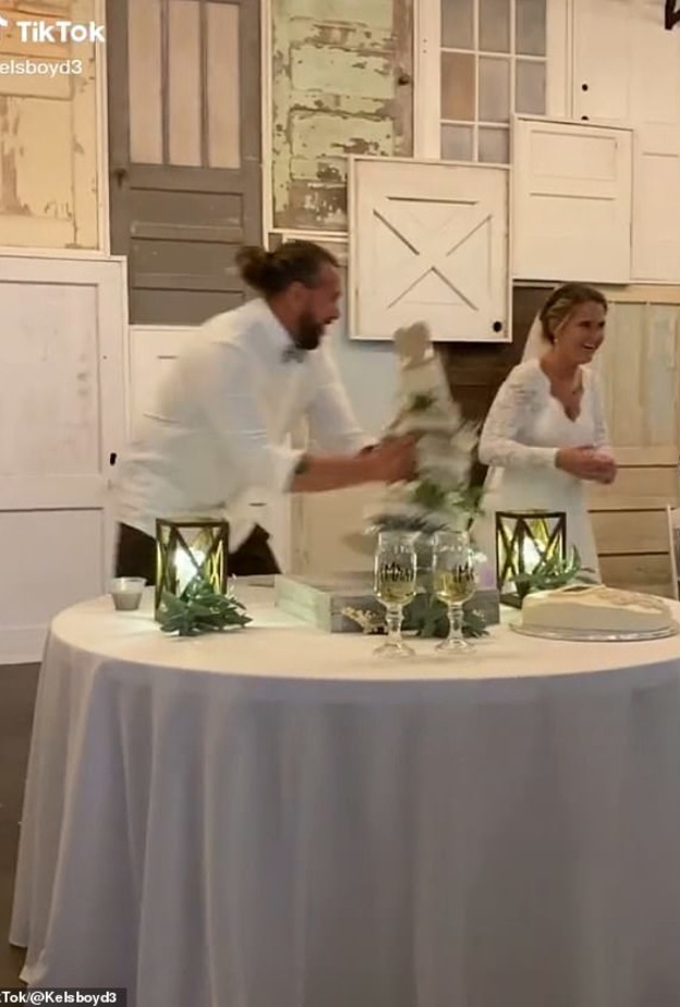 عريس يقذف عروسه بكعكة الزفاف بقوة في حفل زفافهما