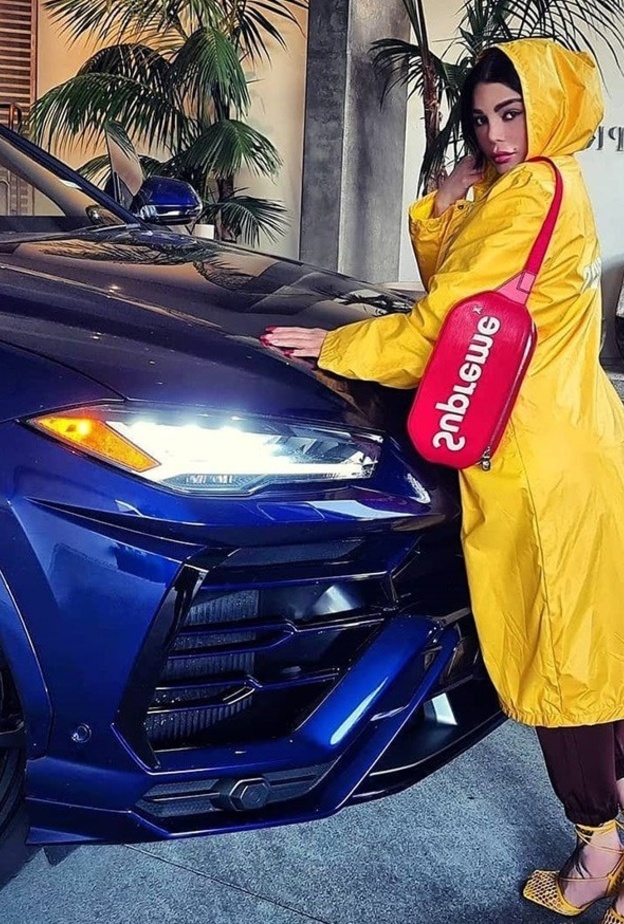 احدث اطلالات هيفاء وهبي الشبابية بموضة المعطف الاصفر