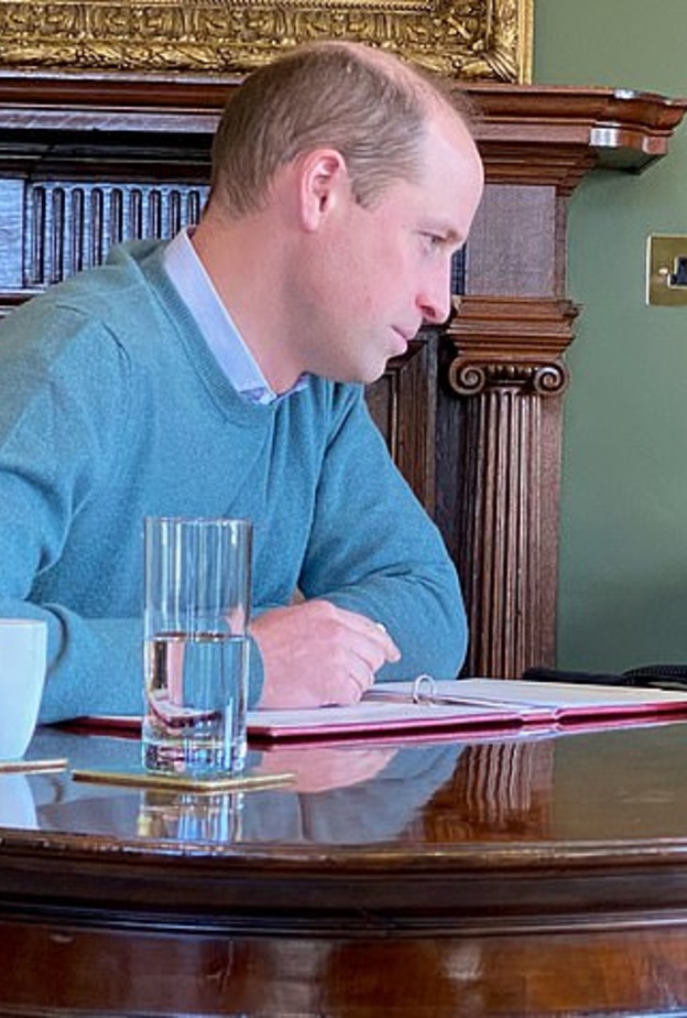 الأمير وليام يستمع لقصص بكاء مسنين بعد حصولهم على لقاح كوفيد-19