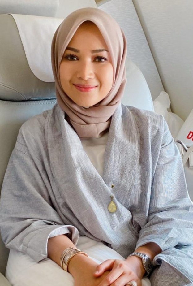 تنسيق البروش مع العباية على طريقة نجاة المنير