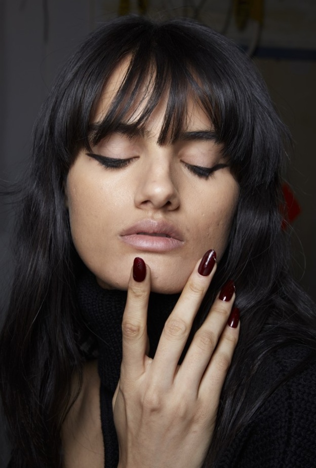  أفضل ألوان مناكير بدرجات الماروني للشتاء