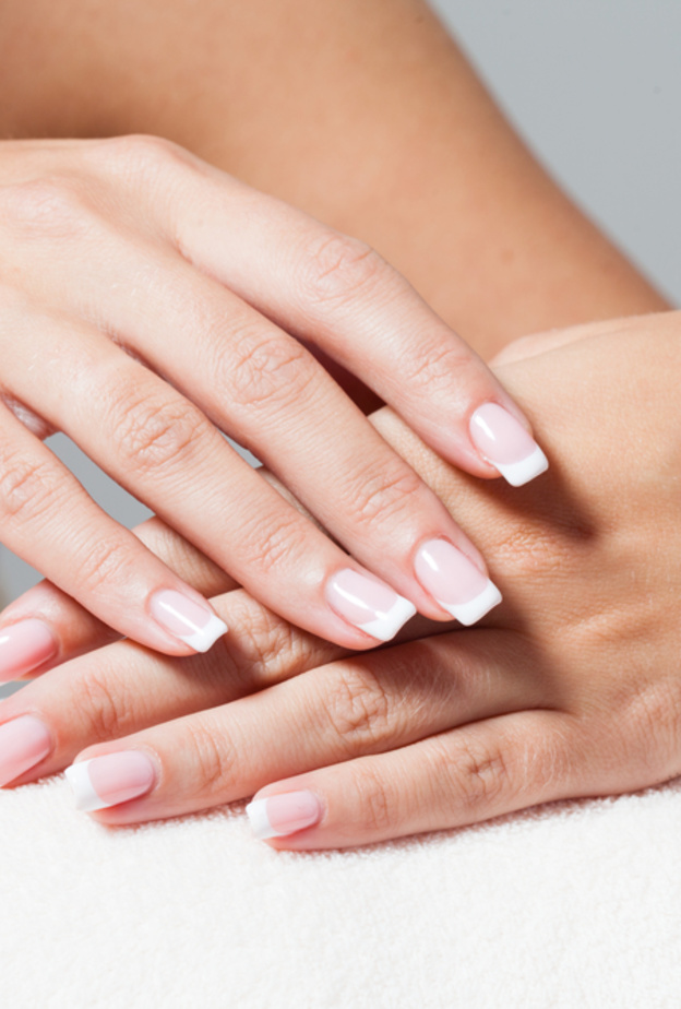 خلطات طبيعية لتنظيف الاظافر وتلميعها.