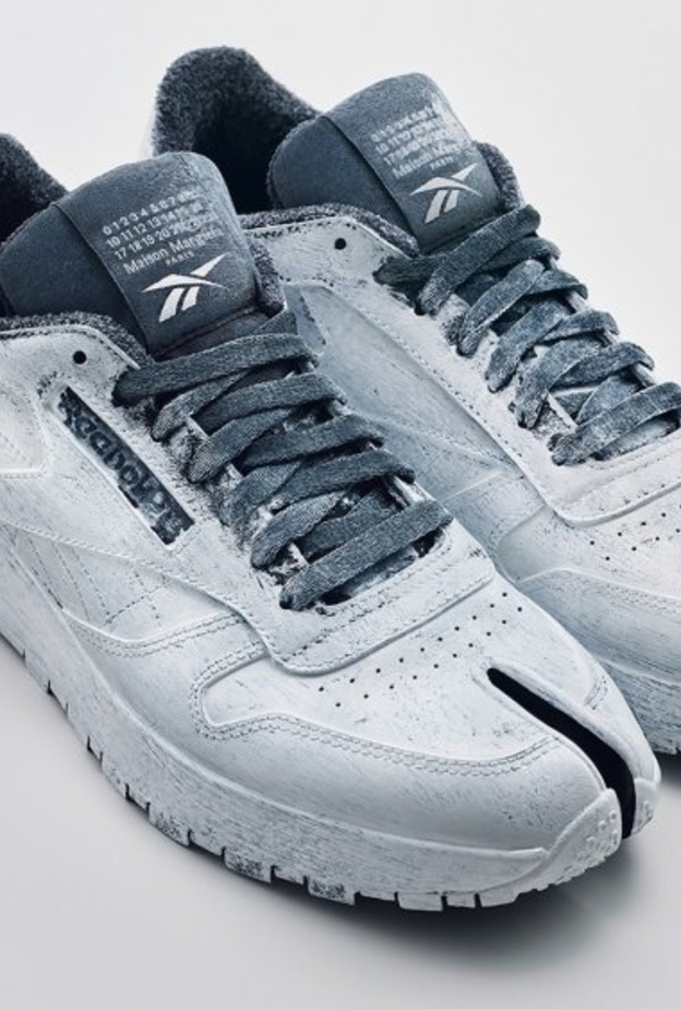 Maison Margiela وReebok تطلقان حذاءً فريداً Classic Leather Tabi in bianchetto