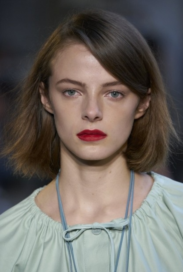 أفضل تسريحات وقصات شعر للوجه النحيف لإطلالة جذابة 2021