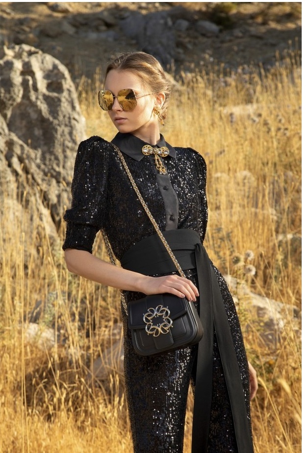 تألقي بالجمبسوت الأسود المزيّن بالترتر من مجموعة إيلي صعب