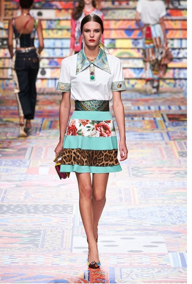 التنورة الميني بمزيج نقشة الورود والنمر مع الأزرق من Dolce & Gabbana 