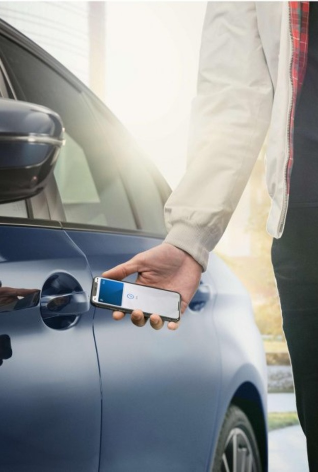 BMW  تحول الهاتف الذكي إلى مفتاح للسيارة