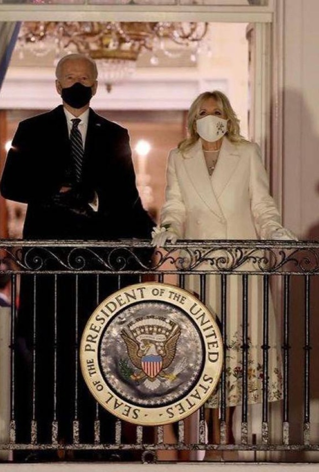 اختلفت المناسبة والهدف واحد.. هكذا تشابهت إطلالة جيل بايدن مع ميغان ماركل