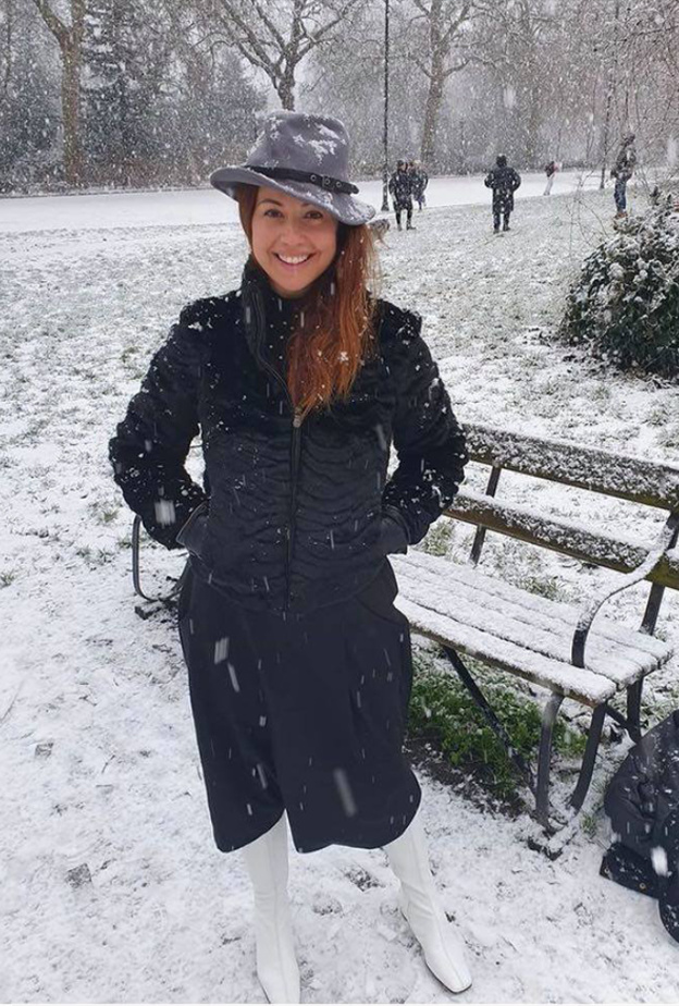 صور اطلالة ريا ابي راشد الاخيرة أنيقة وكاجوال وسط الثلج
