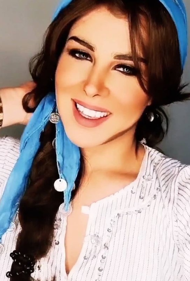 خبيرة مكياج عراقية تتحول لنسخة عن الفنانات بينهن نانسي عجرم