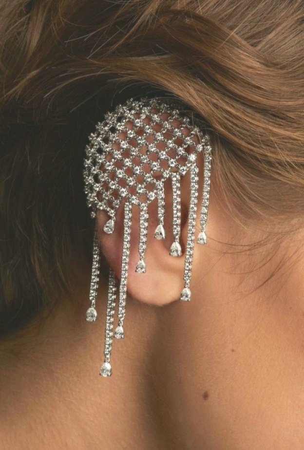  زيني اطلالة السهرة ببريق التميز مع أقراط الماس العصرية