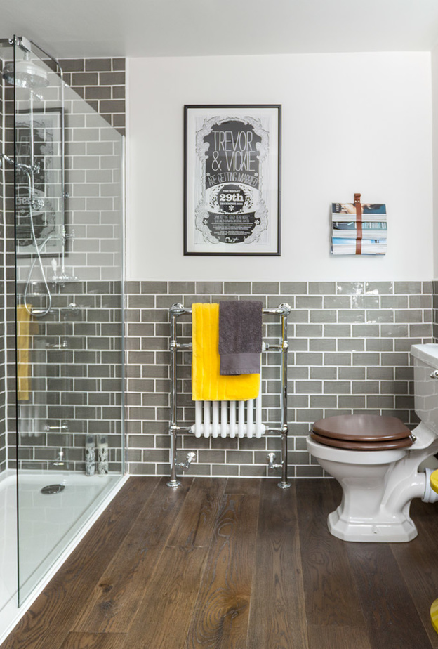  الأصفر يليق بديكورات الحمامات التي تعتمد الخشب مع الرمادي