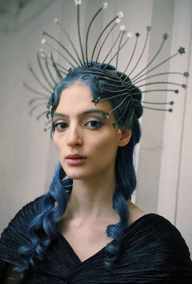 تسريحات شعر ويفي عريض في عرض ديور للهوت كوتور في ربيع 2021